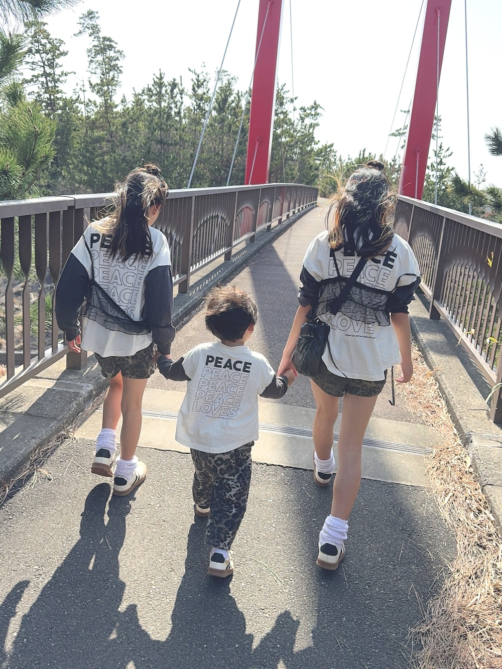 その他のTシャツ/カットソー、ブラウン系のカーゴパンツ、ブラウン系のスカートを着用したキッズの冬コーディネートの2枚目の写真