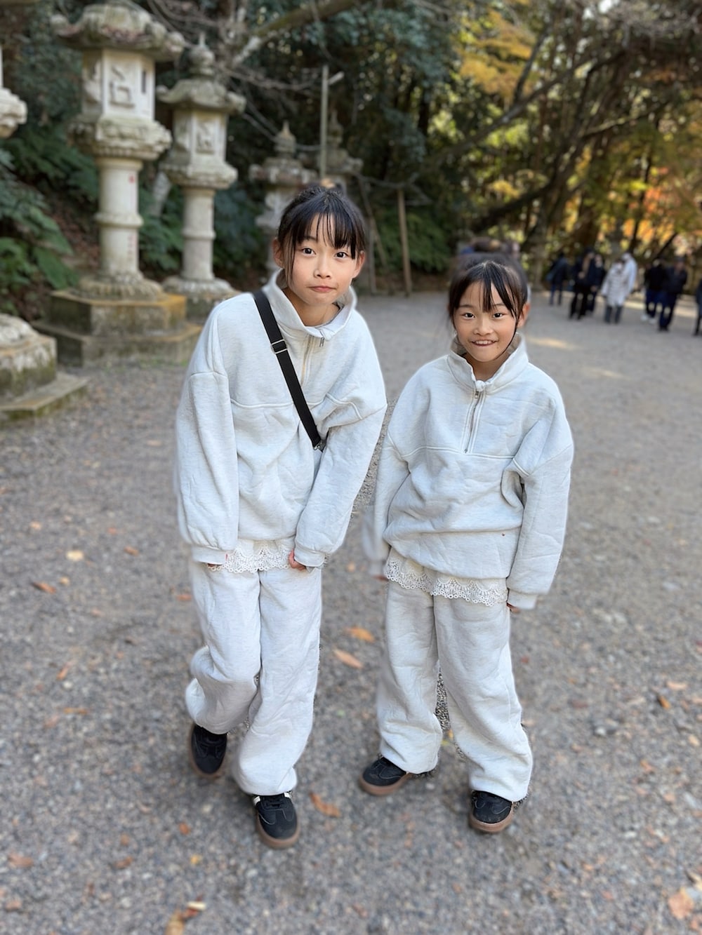 ホワイト系のスウェット、ホワイト系のスウェットパンツ、ブラック系のスニーカーを着用したキッズの冬コーディネートの3枚目の写真