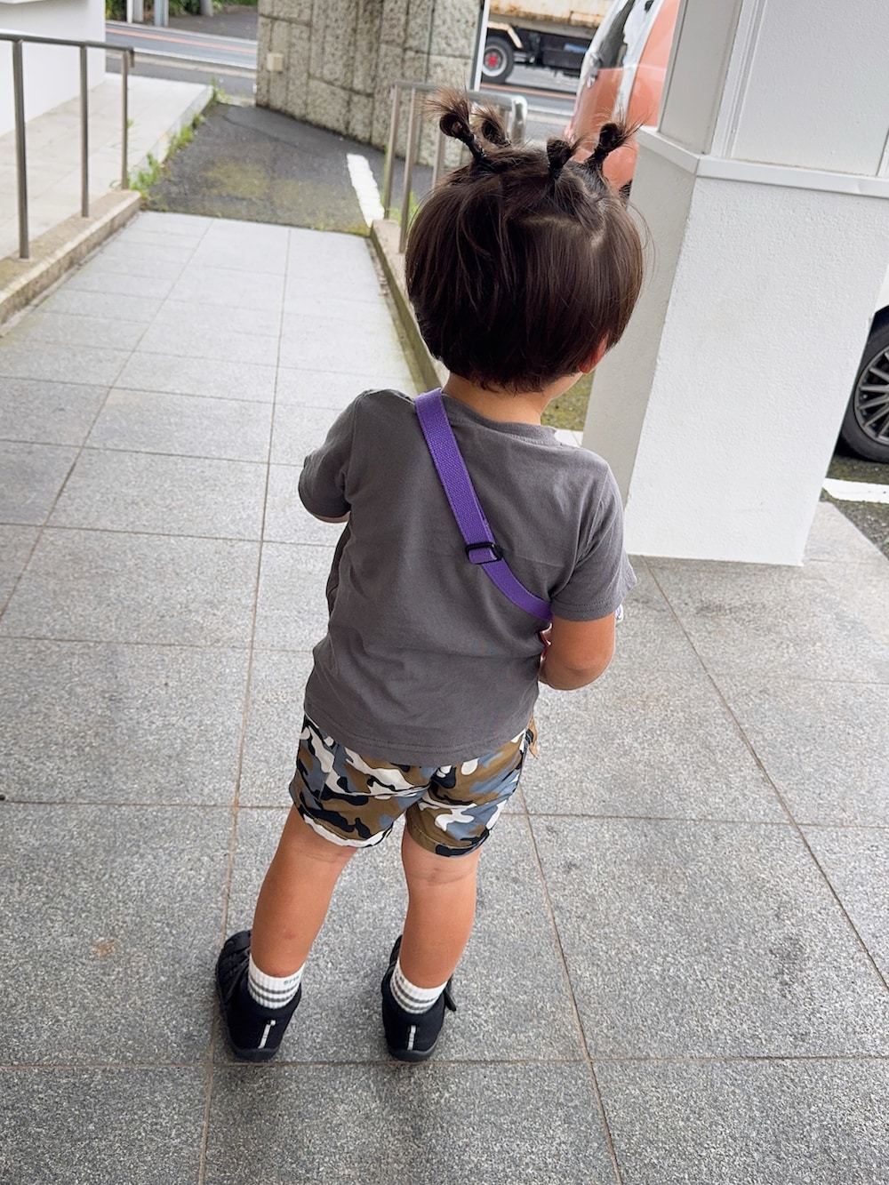 「Tシャツ、ハーフパンツ、夏コーデ、ショルダーバッグ、グルカサンダル、サンダル、夏ルックで気分アップ、ヘアアレンジ、プチプラ、キッズコーデ、迷彩柄、推しコーデ、だだんだん」｜「しまむらのアイテム（Tシャツ/カットソー、グレー系）」を使った、Lunarion.21さん（キッズ・90cm）の夏コーディネートの2枚目の写真