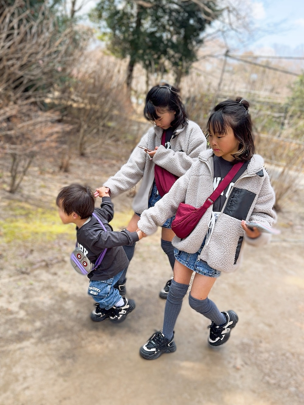 ブラック系のTシャツ/カットソー、グレー系のブルゾン、ブルー系のデニムパンツを着用したキッズの春コーディネートの2枚目の写真