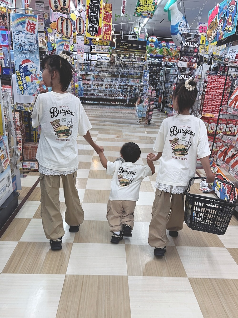 「カジュアルコーデ、プチプラ、カーゴパンツ、Tシャツ、リンクコーデ、キッズコーデ、半袖、小学生、スニーカー、スポーツミックス、レイヤードスタイル、夏ルックで気分アップ」｜「devirockの綿100％ デビラボ BIGシルエット プリント半袖Tシャツ（Tシャツ/カットソー、ピンク系）」を使った、Lunarion.21さん（キッズ・90cm）の夏コーディネートの3枚目の写真