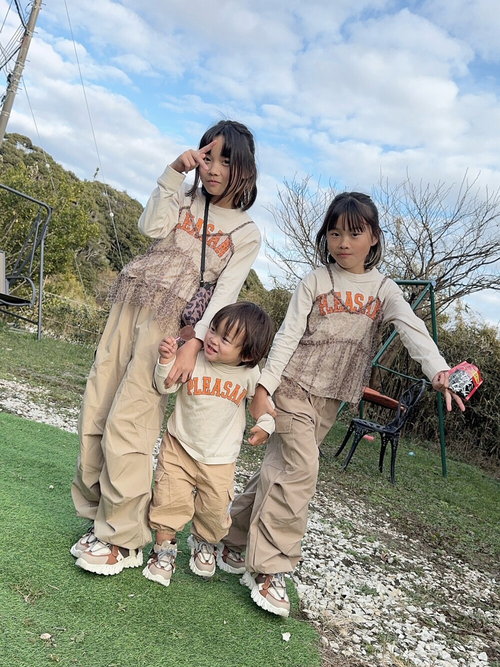 ホワイト系のTシャツ/カットソー、ブラウン系のキャミソール、ベージュ系のカーゴパンツを着用したキッズの冬コーディネートの2枚目の写真