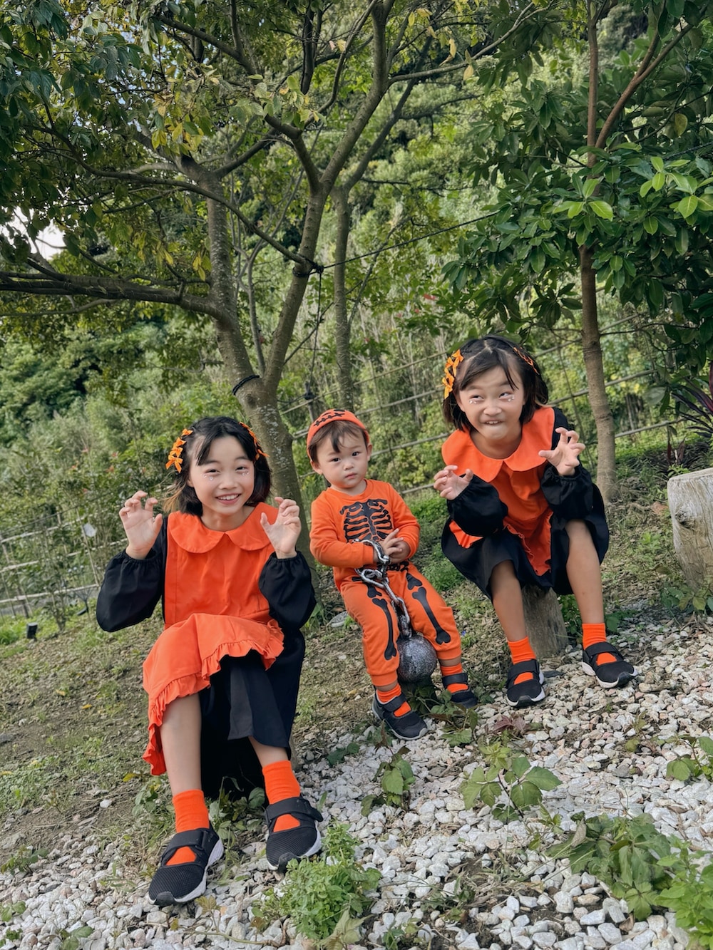 「ハロウィン、キッズファッション、ハロウィンコーデ、キッズコーデ、男の子、女の子、秋っぽコーデ更新中、仮装、リンクコーデ」｜「SHEINのアイテム（ワンピース、オレンジ系）」を使った、Lunarion.21さん（キッズ・80cm）の秋コーディネートの2枚目の写真
