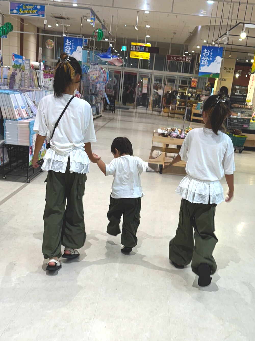 ホワイト系のTシャツ/カットソー、グリーン系のカーゴパンツ、グリーン系のカーゴパンツを着用したキッズの夏コーディネートの3枚目の写真