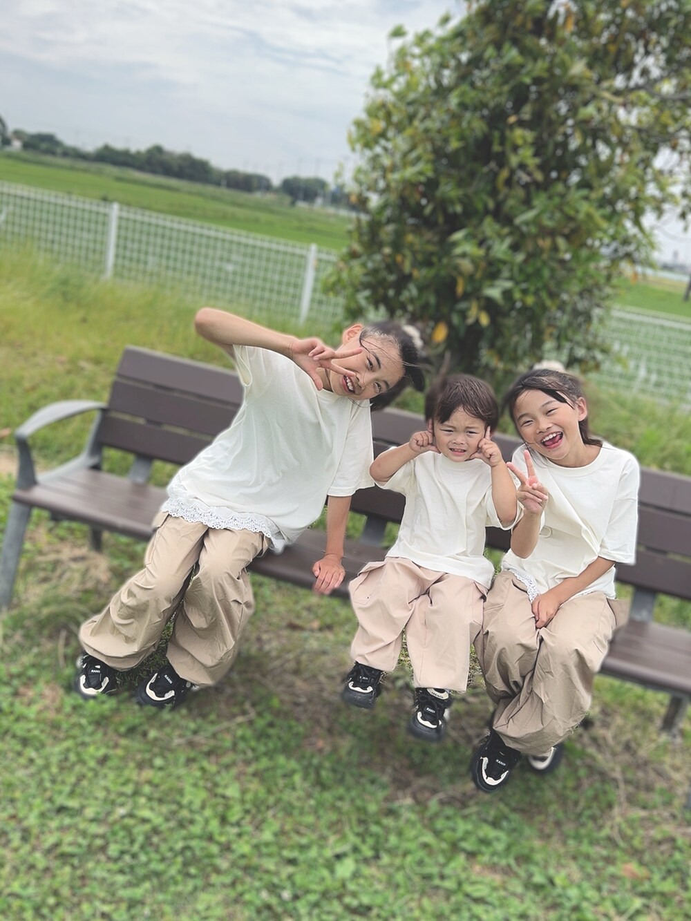 「カジュアルコーデ、プチプラ、カーゴパンツ、Tシャツ、リンクコーデ、キッズコーデ、半袖、小学生、スニーカー、スポーツミックス、レイヤードスタイル、夏ルックで気分アップ」｜「devirockの綿100％ デビラボ BIGシルエット プリント半袖Tシャツ（Tシャツ/カットソー、ピンク系）」を使った、Lunarion.21さん（キッズ・90cm）の夏コーディネートの4枚目の写真