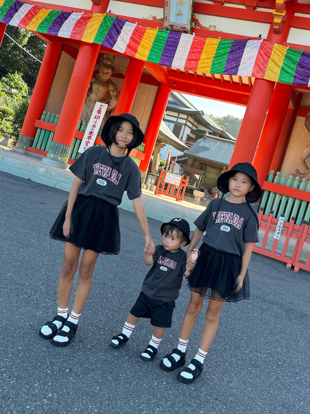 「お出かけコーデ、アツいコーデ全部見せ、プチプラ、女の子、スポーツサンダル、devirock、Tシャツ、夏コーデ、男の子、リンクコーデ」｜「devirockのアイテム（Tシャツ/カットソー、グレー系）」を使った、Lunarion.21さん（キッズ・80cm）の夏コーディネートの2枚目の写真