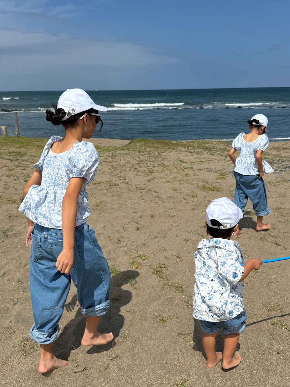 ブルー系のシャツ/ブラウス、ブルー系のデニムパンツ、シルバー系のショルダーバッグを着用したキッズの夏コーディネートの3枚目の写真