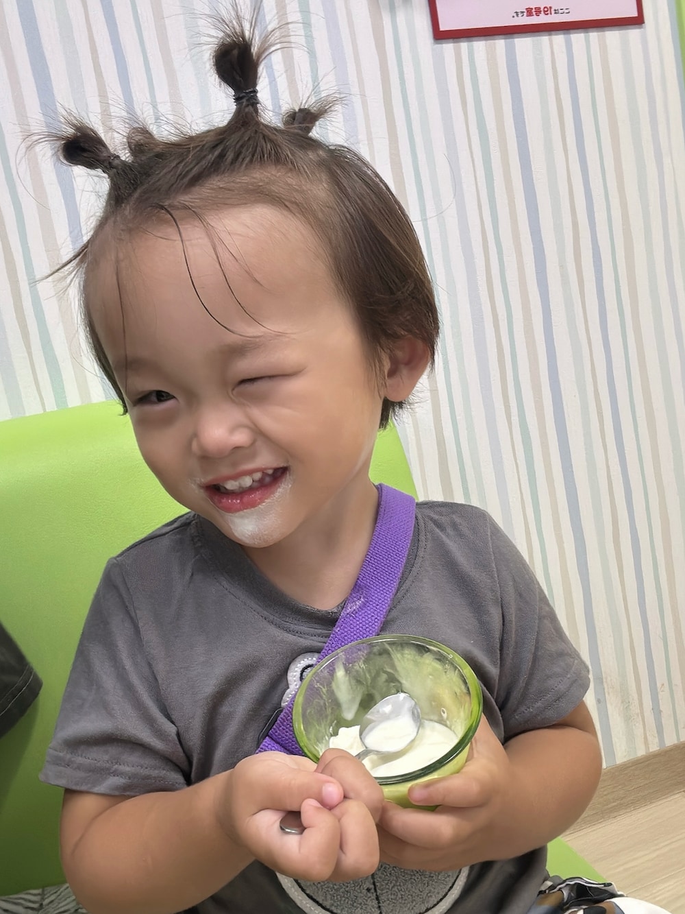 「Tシャツ、ハーフパンツ、夏コーデ、ショルダーバッグ、グルカサンダル、サンダル、夏ルックで気分アップ、ヘアアレンジ、プチプラ、キッズコーデ、迷彩柄、推しコーデ、だだんだん」｜「しまむらのアイテム（Tシャツ/カットソー、グレー系）」を使った、Lunarion.21さん（キッズ・90cm）の夏コーディネートの3枚目の写真