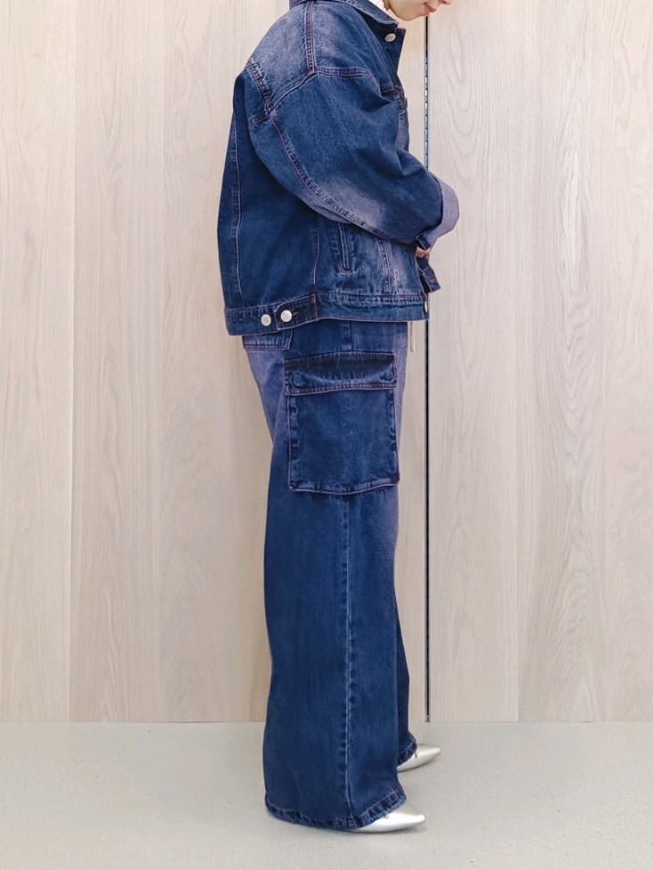 ホワイト系のシャツ/ブラウス、パープル系のカーゴパンツ、パープル系のデニムジャケットを着用したレディースの冬コーディネートの2枚目の写真