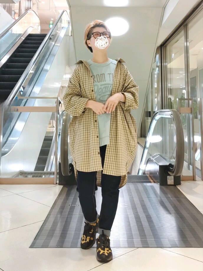 ベージュ系のシャツ/ブラウス、ブルー系のデニムパンツ、ブルー系のTシャツ/カットソーを着用したレディースの夏コーディネートの2枚目の写真