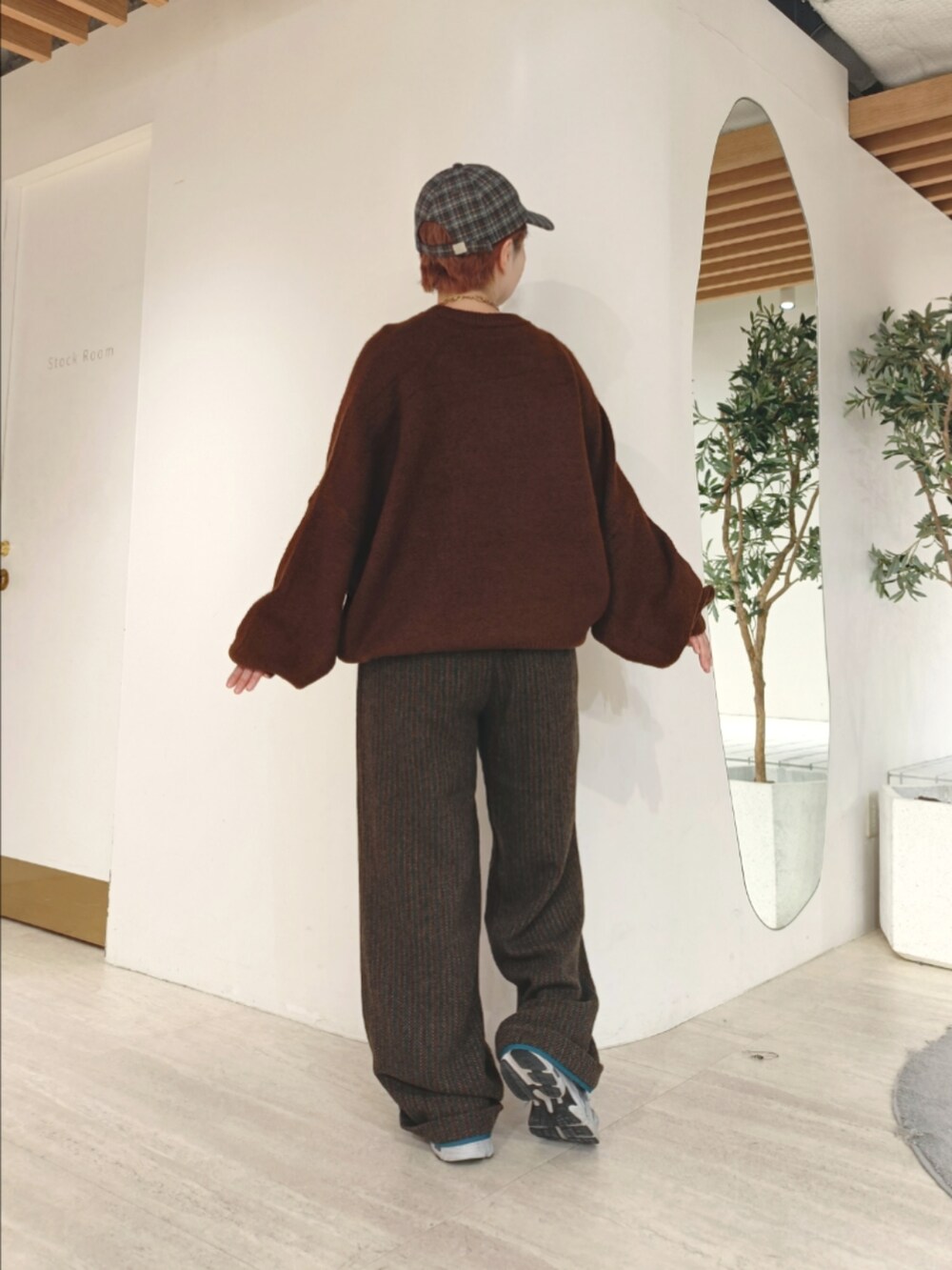 ブラウン系のニット/セーター、ブラウン系のその他パンツ、グレー系のキャップを着用したレディースの秋コーディネートの3枚目の写真