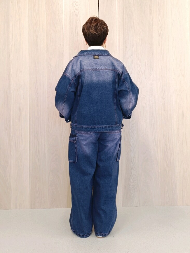 ホワイト系のシャツ/ブラウス、パープル系のカーゴパンツ、パープル系のデニムジャケットを着用したレディースの冬コーディネートの3枚目の写真