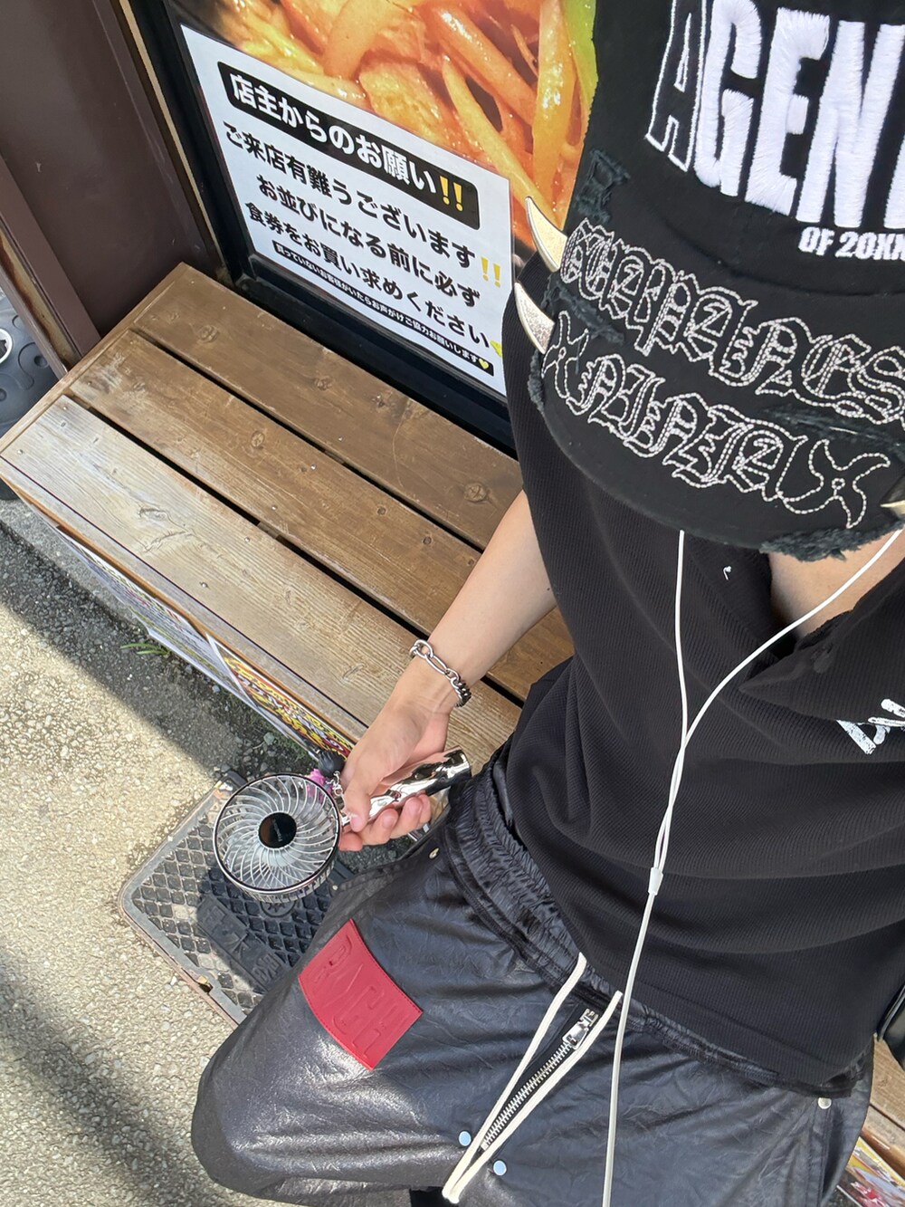 ブラック系のその他パンツ、ブラック系のトップス、シルバー系のシューズを着用したメンズの秋コーディネートの2枚目の写真