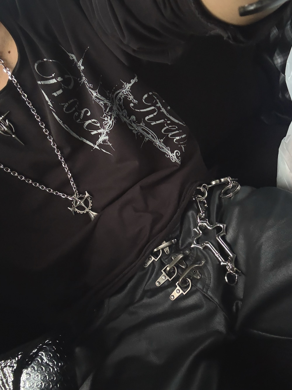 ブラック系のTシャツ/カットソー、ブラック系のパンツ、ブラック系のキャップを着用したメンズの秋コーディネートの2枚目の写真