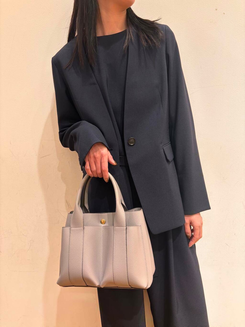 ブルー系のサロペット/オーバーオール、ブルー系のノーカラージャケット、グレー系のトートバッグを着用したレディースの春コーディネートの2枚目の写真