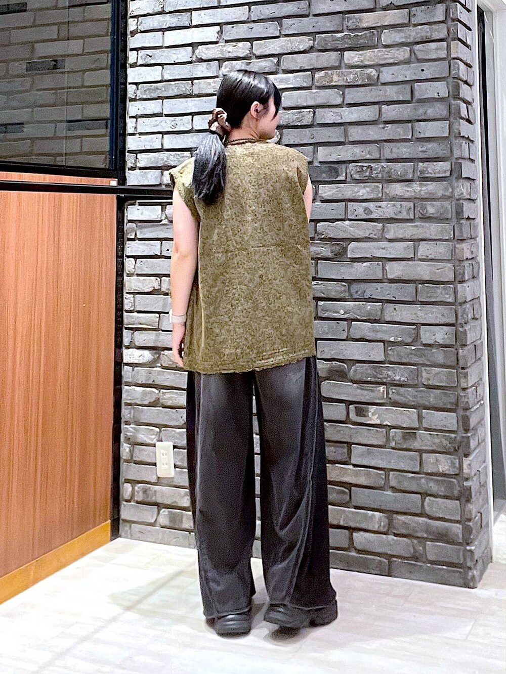ブラック系のスニーカー、ブラック系のデニムパンツ、その他のその他アウターを着用したレディースの夏コーディネートの3枚目の写真