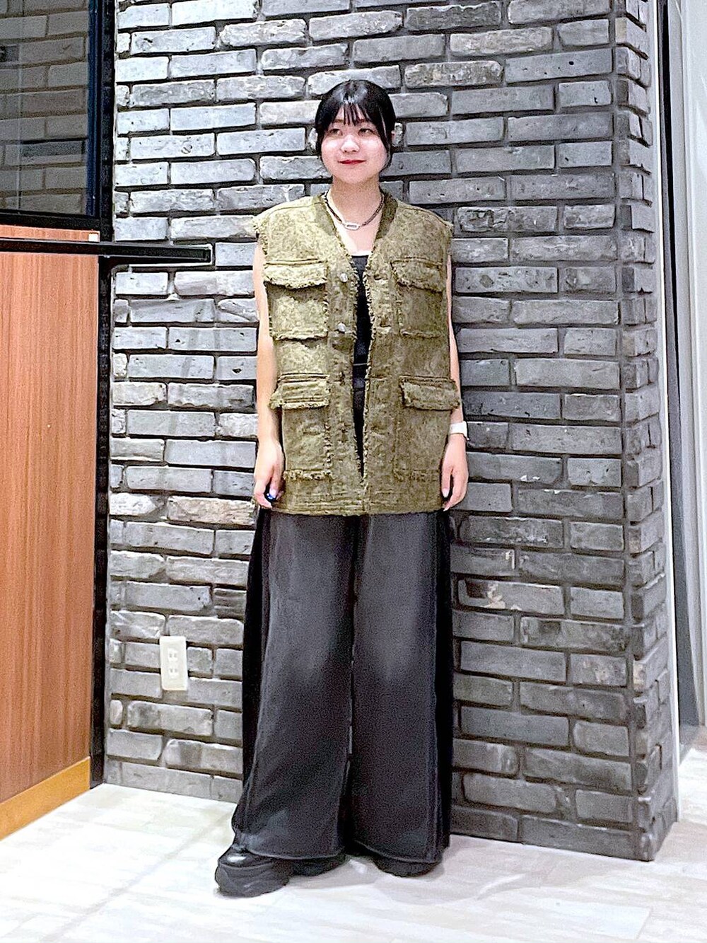 ブラック系のスニーカー、ブラック系のデニムパンツ、その他のその他アウターを着用したレディースの夏コーディネートの2枚目の写真