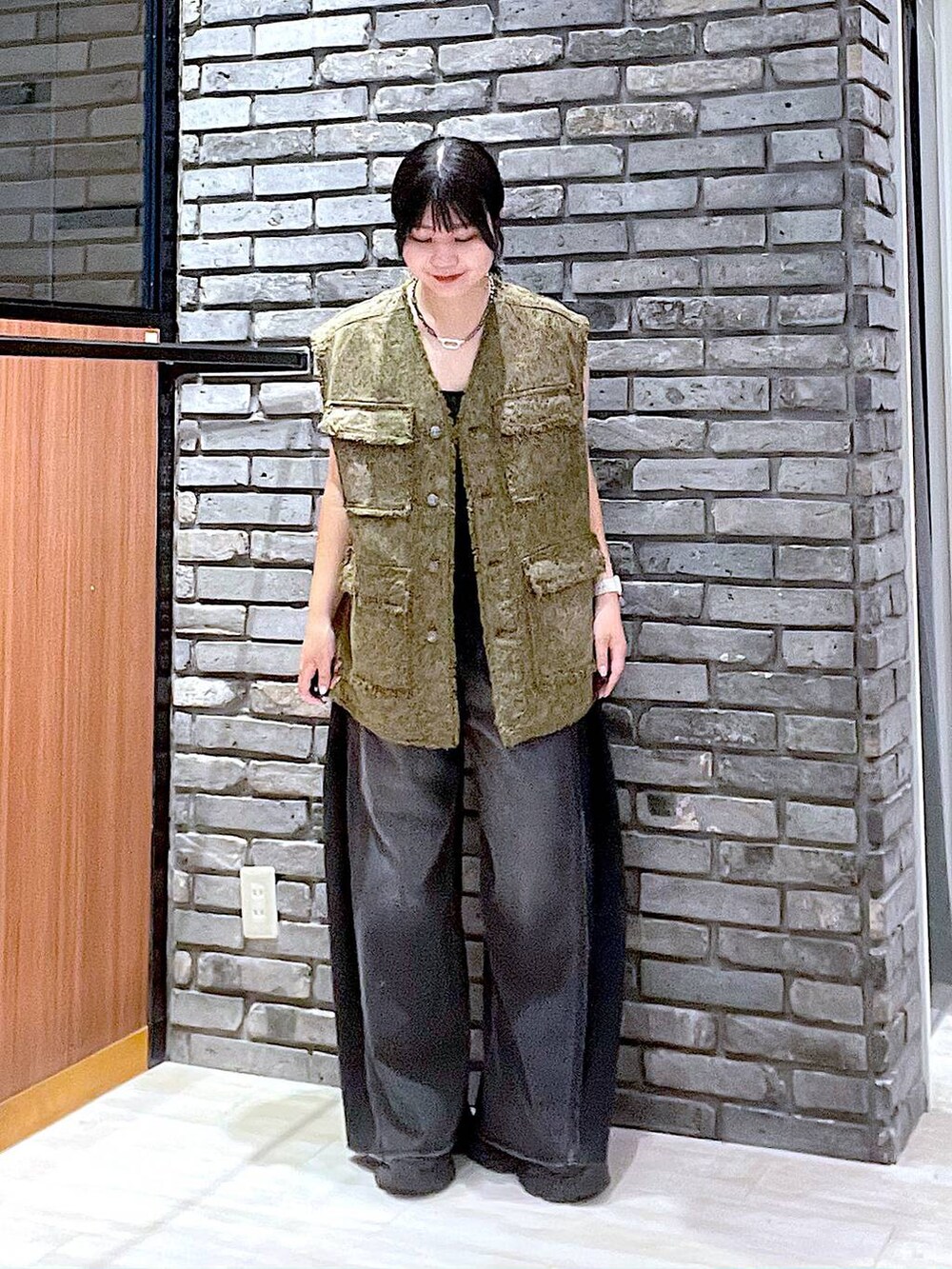 ブラック系のスニーカー、ブラック系のデニムパンツ、その他のその他アウターを着用したレディースの夏コーディネートの8枚目の写真
