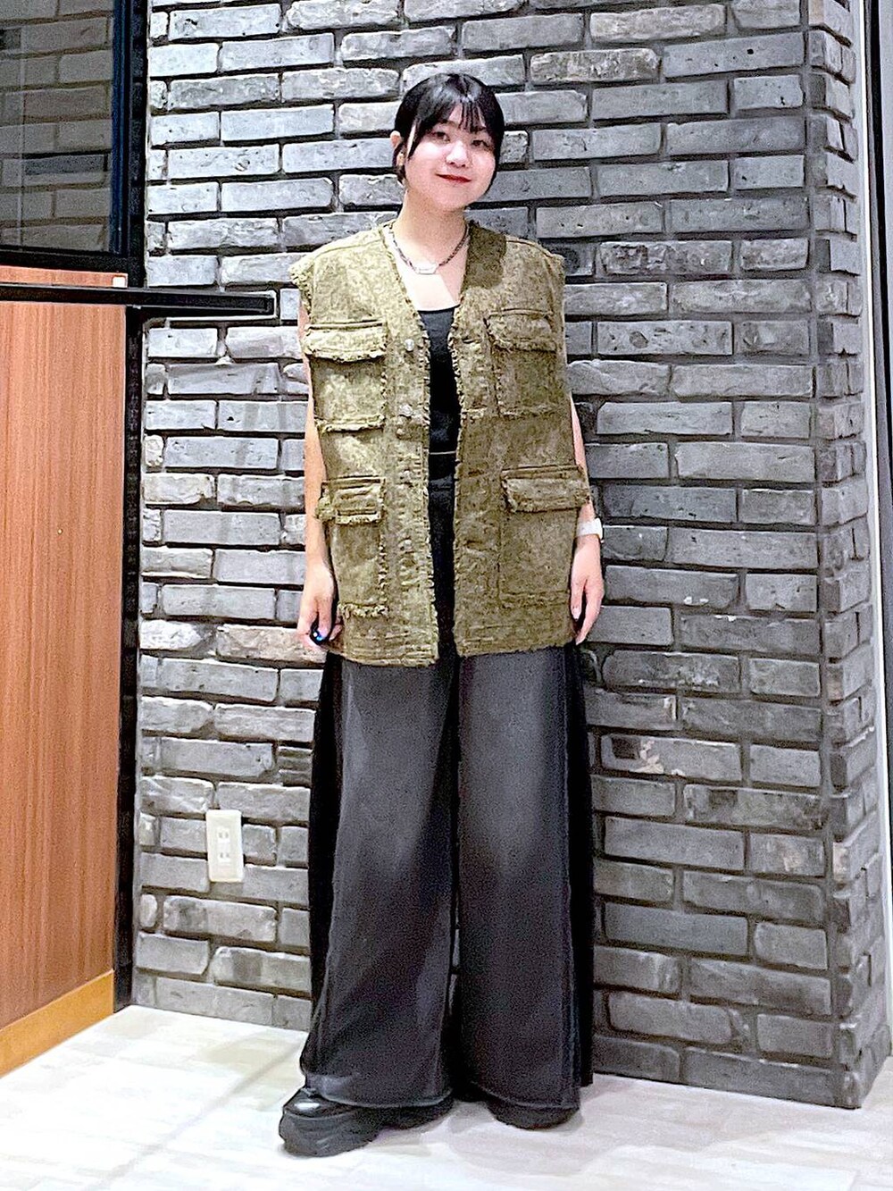 ブラック系のスニーカー、ブラック系のデニムパンツ、その他のその他アウターを着用したレディースの夏コーディネートの9枚目の写真