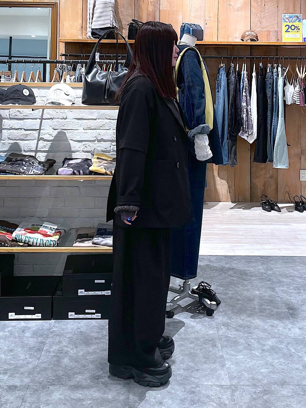 ブラック系のスニーカー、ブラック系のテーラードジャケット、グレー系のパーカーを着用したレディースの春コーディネートの3枚目の写真