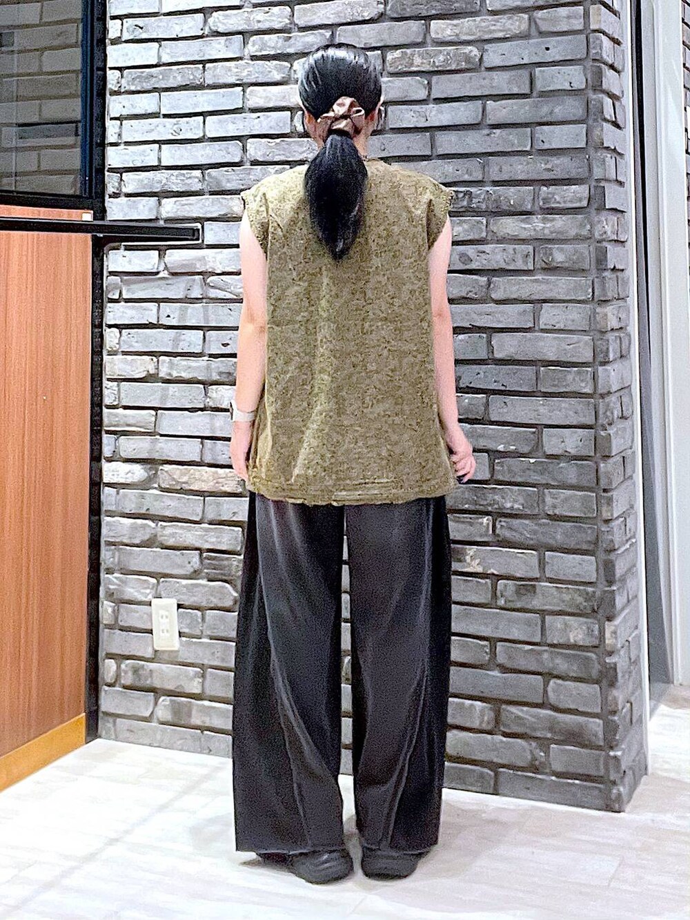ブラック系のスニーカー、ブラック系のデニムパンツ、その他のその他アウターを着用したレディースの夏コーディネートの4枚目の写真