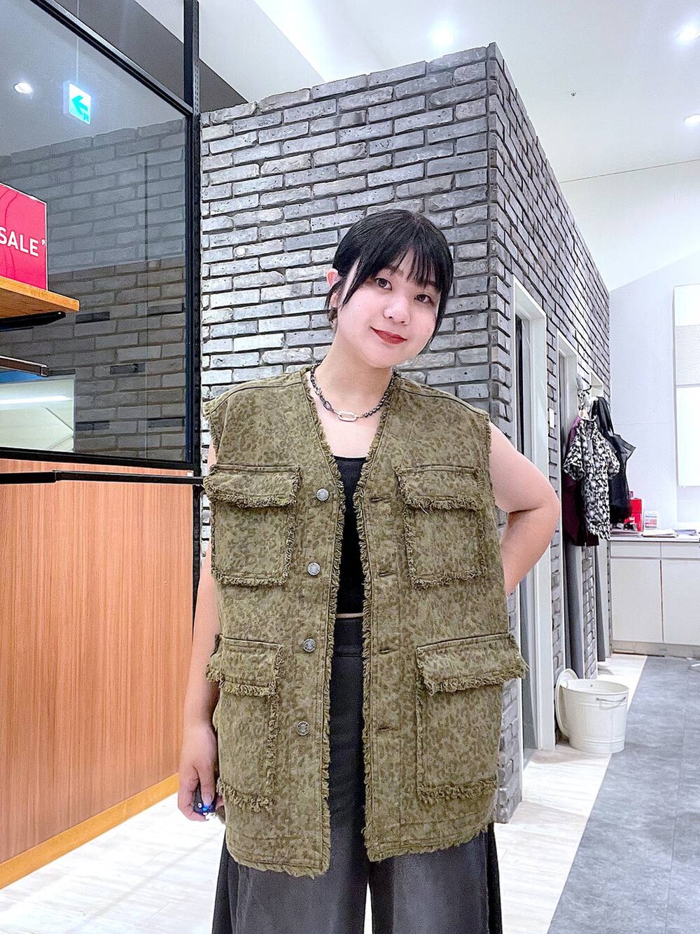 ブラック系のスニーカー、ブラック系のデニムパンツ、その他のその他アウターを着用したレディースの夏コーディネートの6枚目の写真