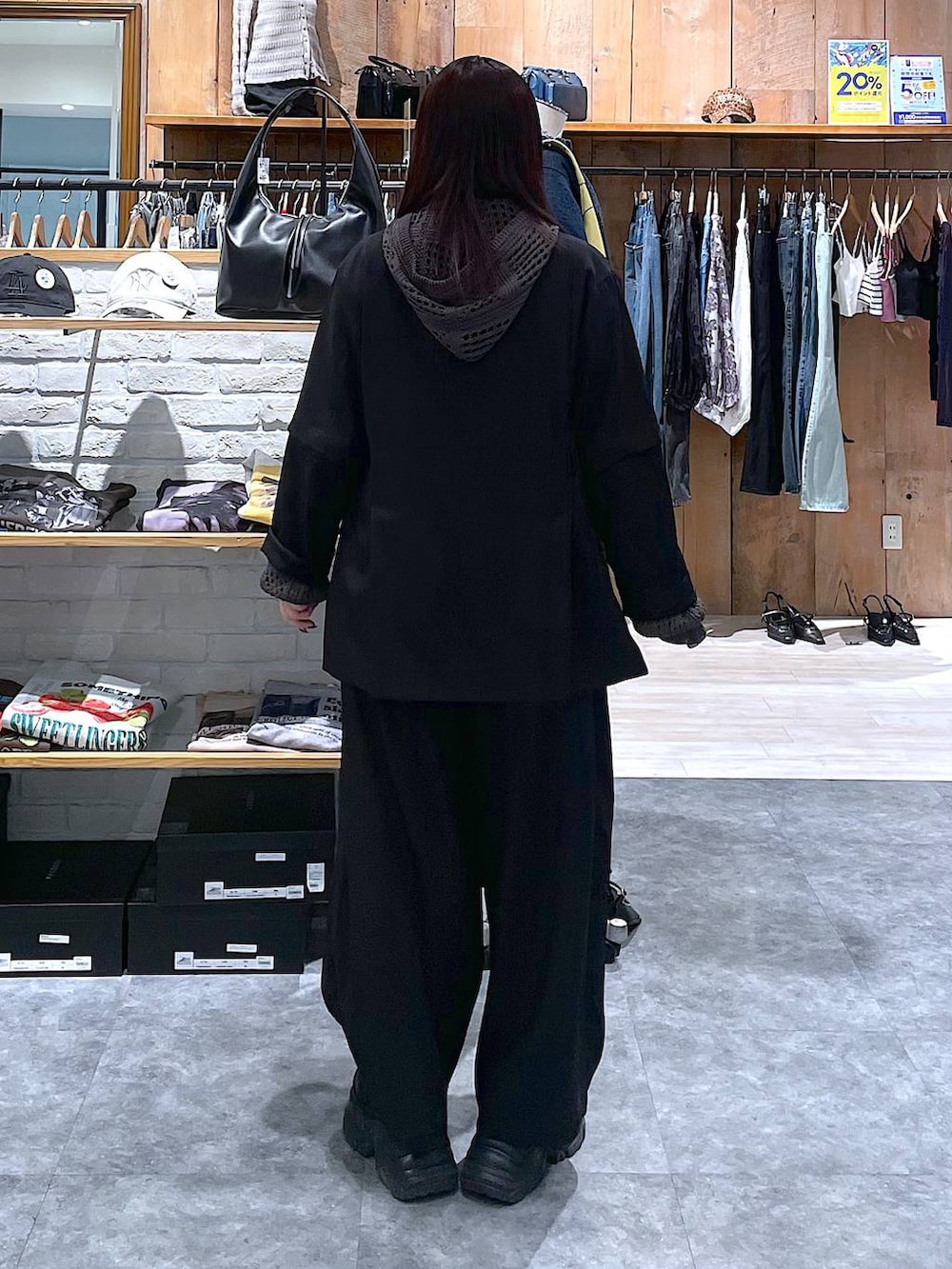 ブラック系のスニーカー、ブラック系のテーラードジャケット、グレー系のパーカーを着用したレディースの春コーディネートの4枚目の写真