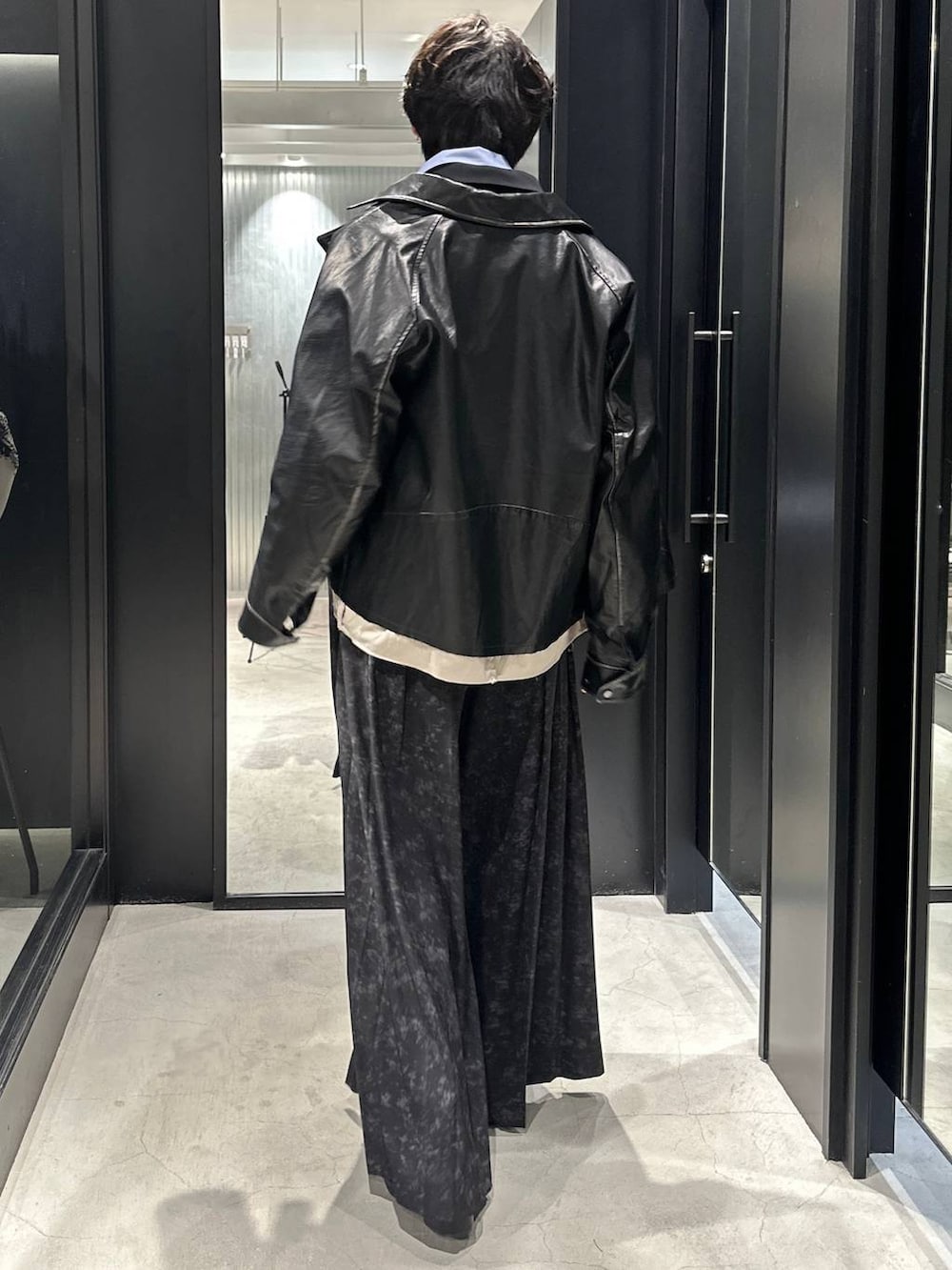 グレー系のその他パンツ、ブラック系のブーツ、ブラック系のスウェットを着用したメンズの冬コーディネートの3枚目の写真