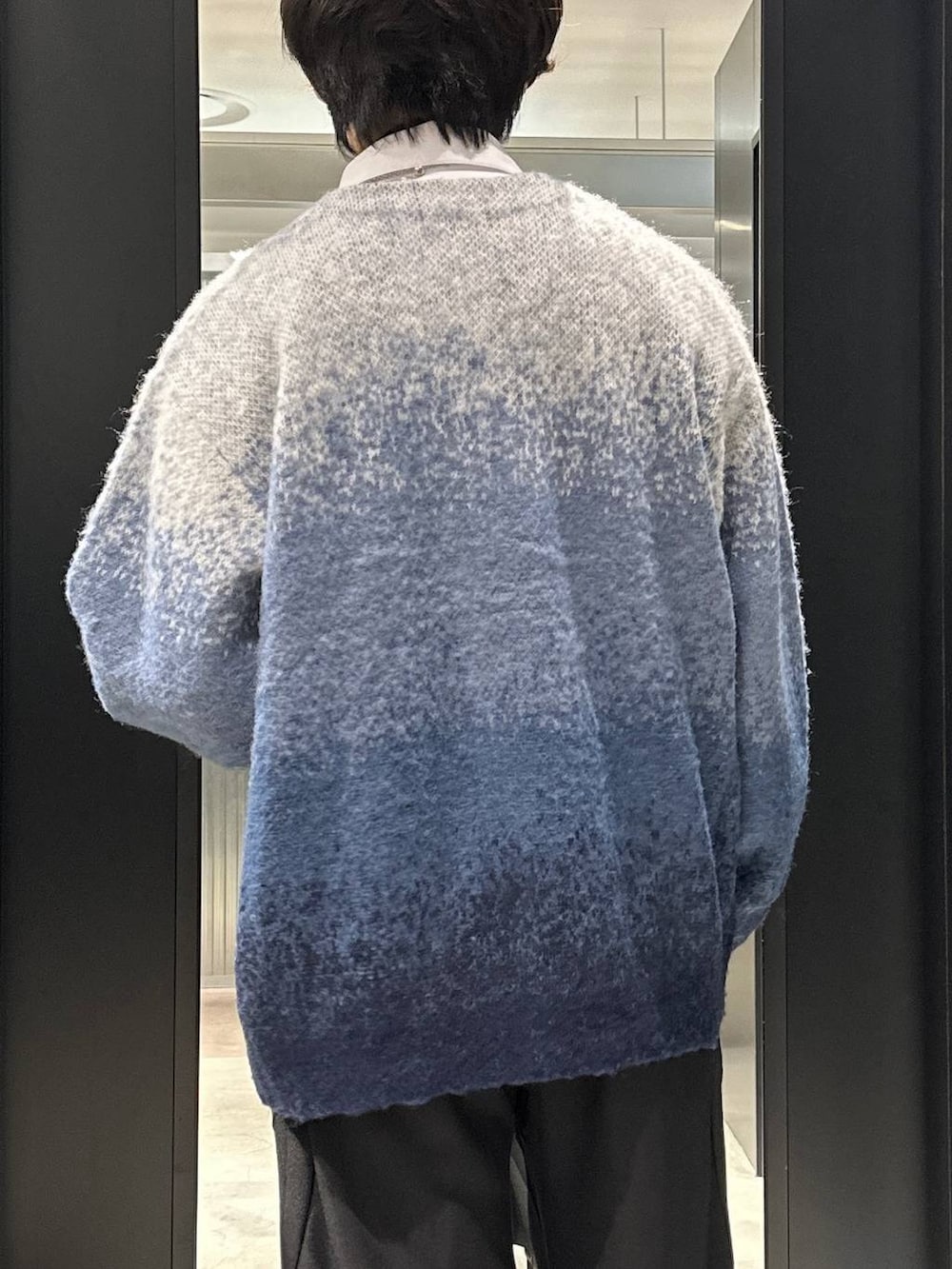 ブラック系のネクタイ、ブルー系のカーディガン/ボレロ、ブラック系のスラックスを着用したメンズの秋コーディネートの5枚目の写真