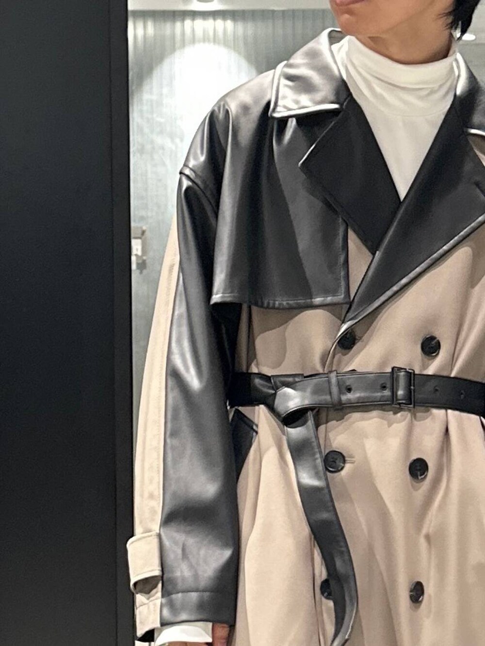 ブラック系のカーゴパンツ、ブラック系のローファー、ベージュ系のトレンチコートを着用したメンズの秋コーディネートの4枚目の写真