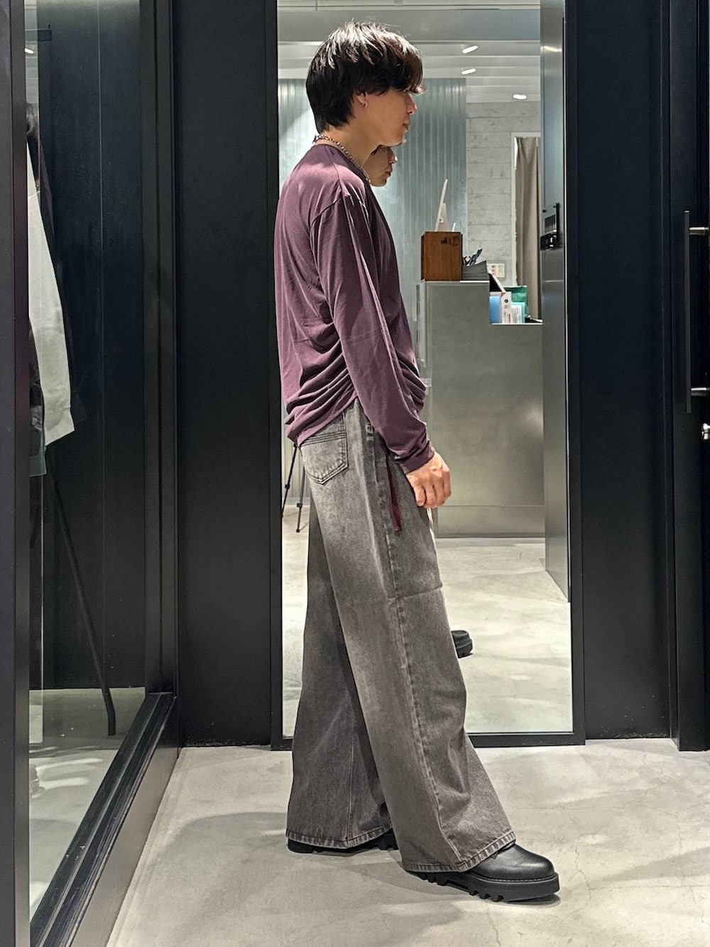 ブラック系のローファー、ブラウン系のデニムパンツ、パープル系のTシャツ/カットソーを着用したメンズの夏コーディネートの2枚目の写真