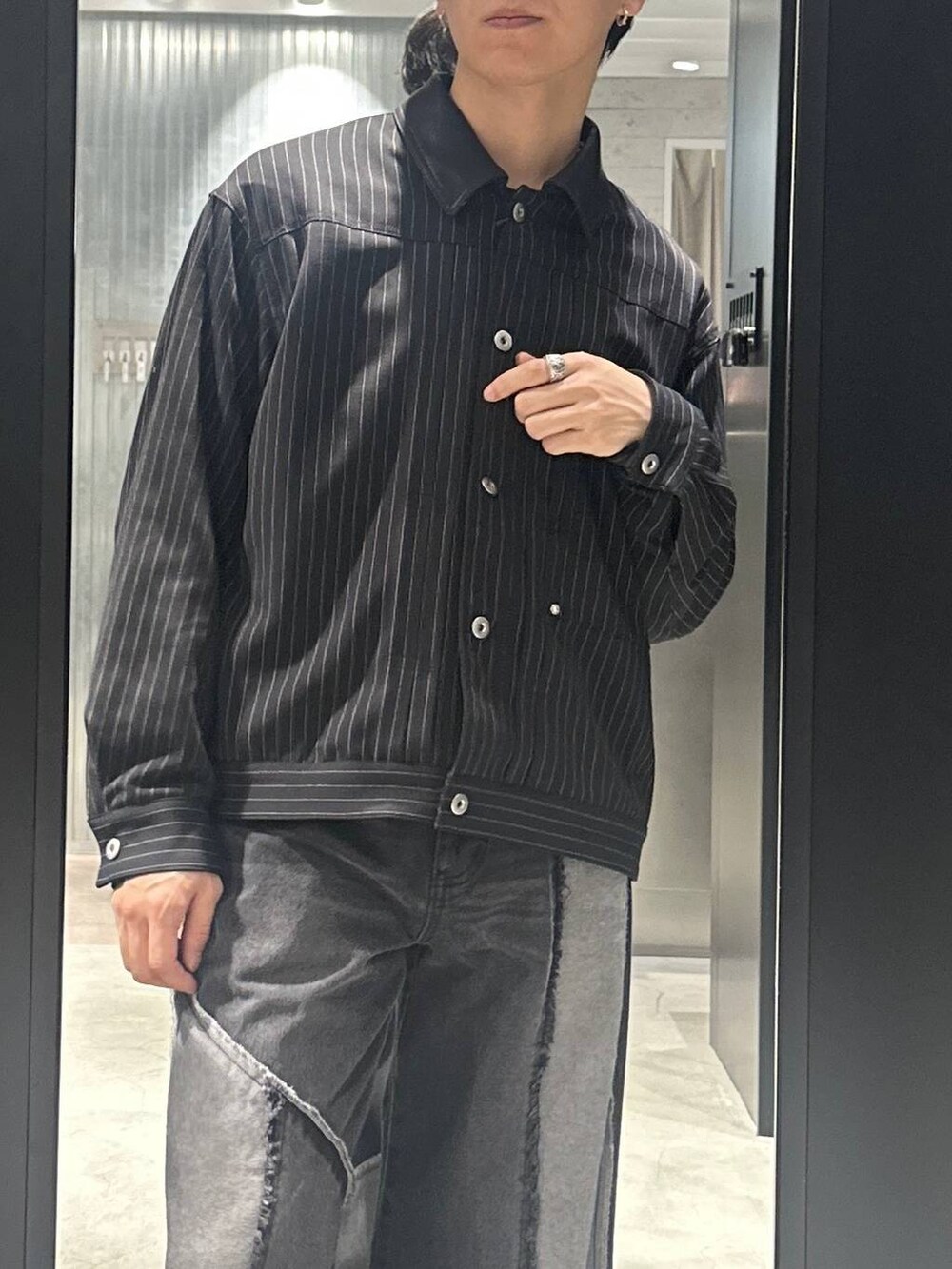 ブラック系のスニーカー、ブラック系のブルゾン、ブラック系のデニムパンツを着用したメンズの秋コーディネートの2枚目の写真