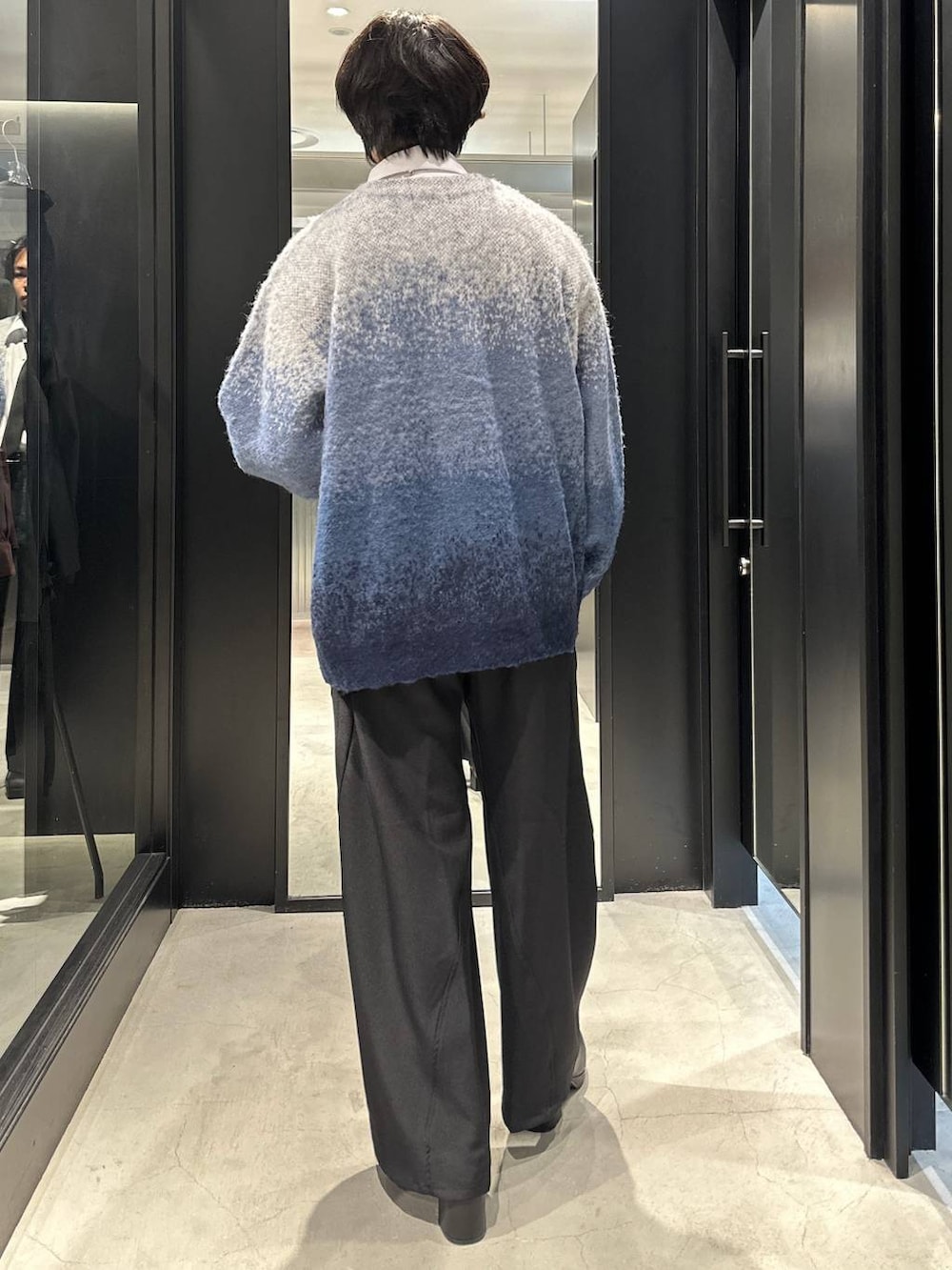 ブラック系のネクタイ、ブルー系のカーディガン/ボレロ、ブラック系のスラックスを着用したメンズの秋コーディネートの3枚目の写真