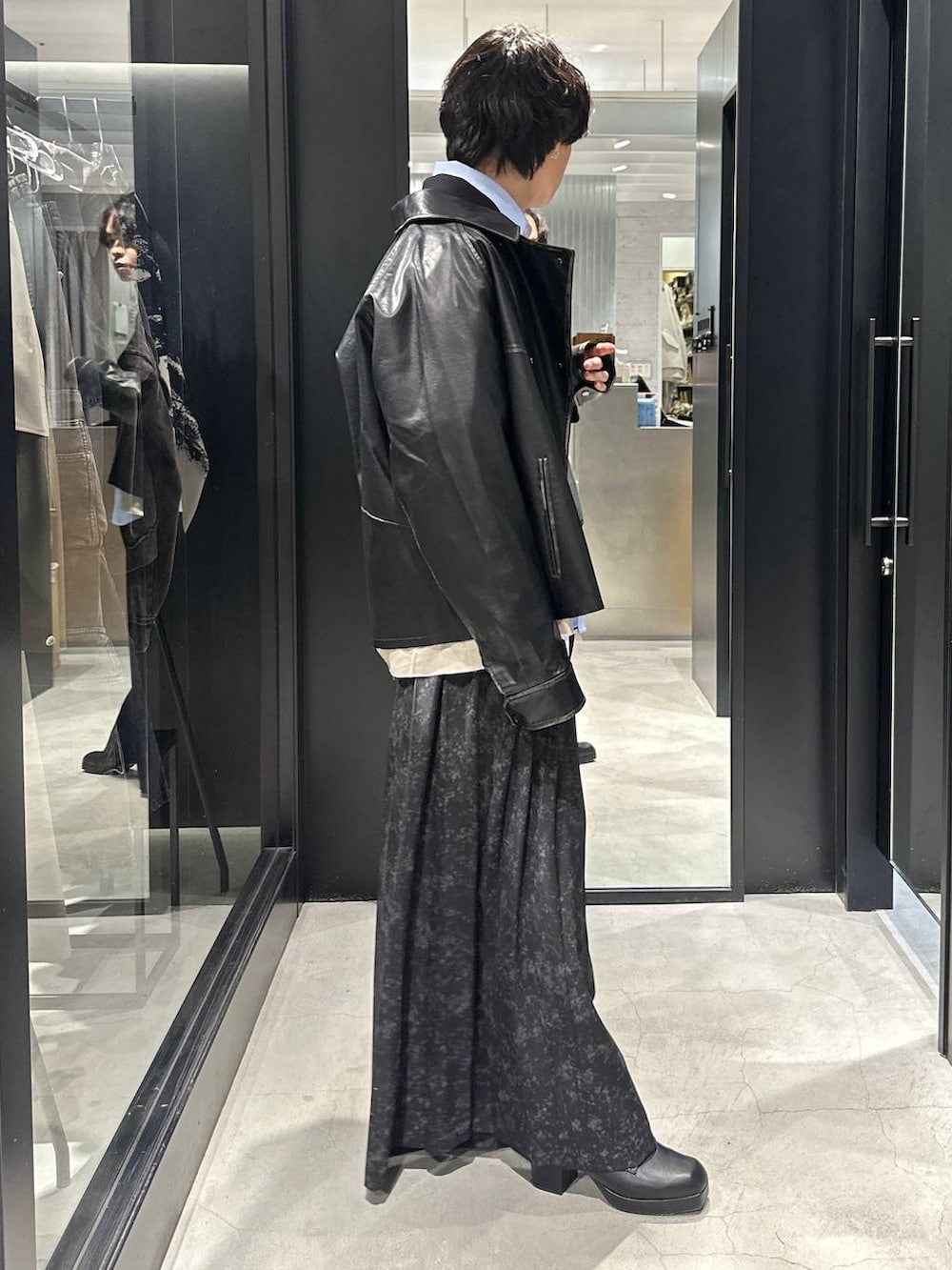 グレー系のその他パンツ、ブラック系のブーツ、ブラック系のスウェットを着用したメンズの冬コーディネートの2枚目の写真