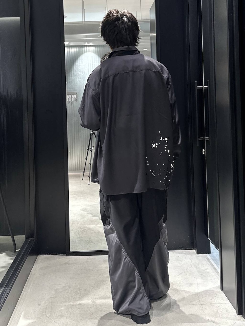 ブラック系のドレスシューズ、ブラック系のその他パンツ、ブラック系のシャツ/ブラウスを着用したメンズの春コーディネートの4枚目の写真