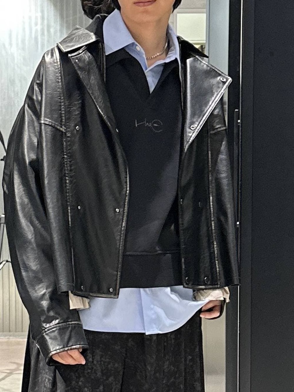 グレー系のその他パンツ、ブラック系のブーツ、ブラック系のスウェットを着用したメンズの冬コーディネートの4枚目の写真