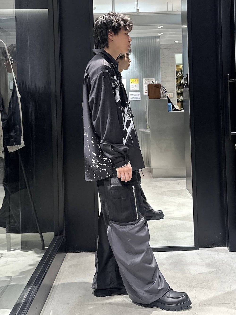 ブラック系のドレスシューズ、ブラック系のその他パンツ、ブラック系のシャツ/ブラウスを着用したメンズの春コーディネートの3枚目の写真