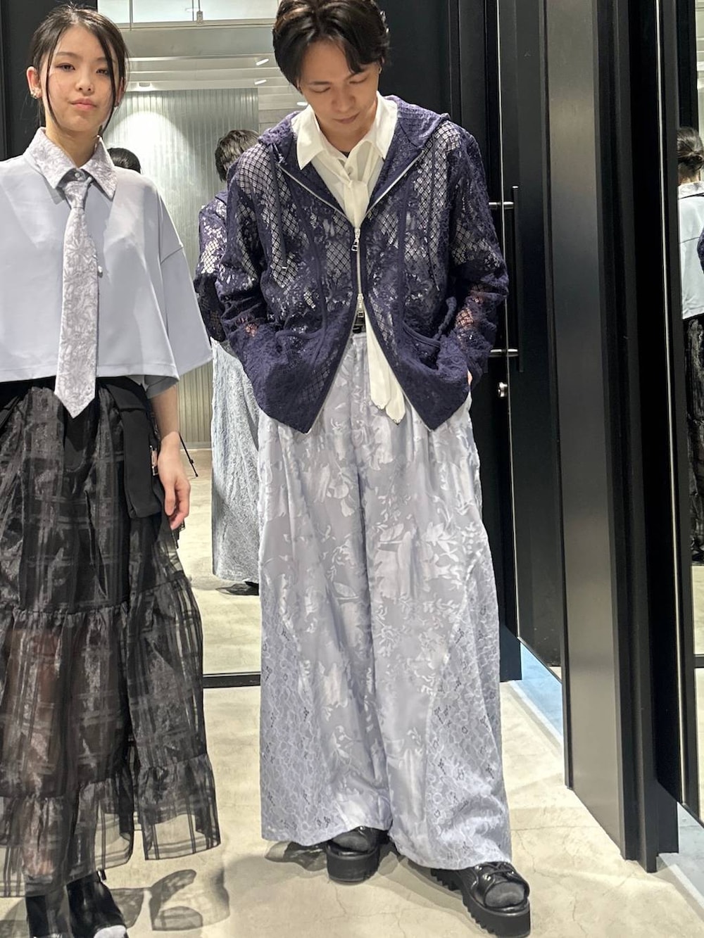 ブラック系のサンダル、ブラック系のスカート、ブラック系のサンダルを着用したメンズの春コーディネートの2枚目の写真