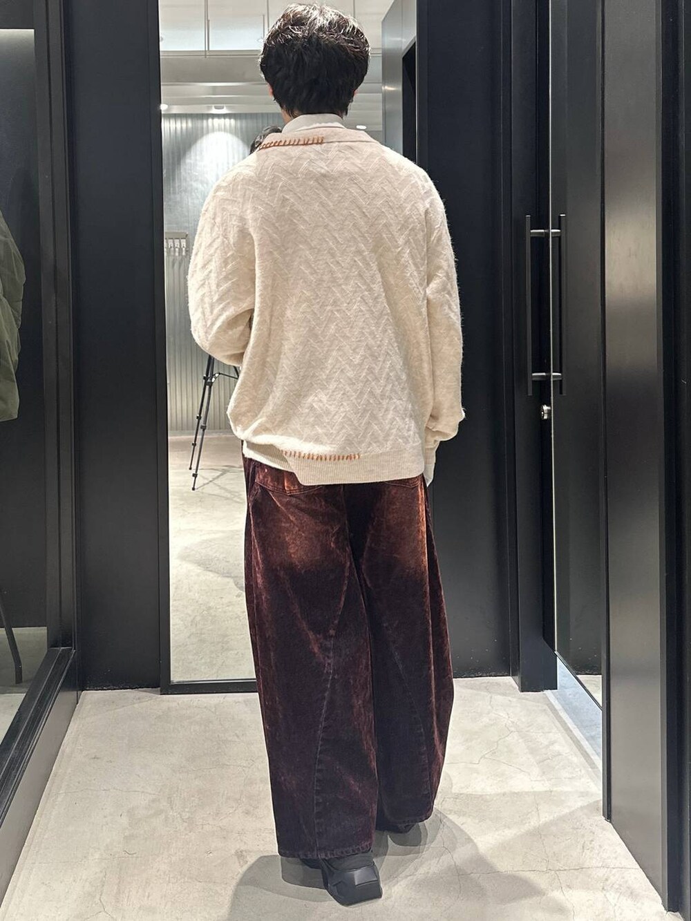 ブラック系のスニーカー、ホワイト系のTシャツ/カットソー、ホワイト系のニット/セーターを着用したメンズの冬コーディネートの2枚目の写真