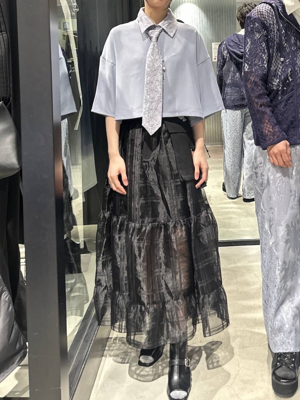 ブラック系のサンダル、ブラック系のスカート、ブラック系のサンダルを着用したメンズの春コーディネートの3枚目の写真