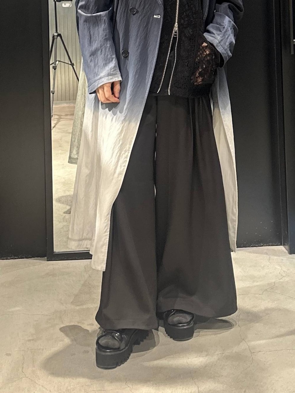 ブラック系のトレンチコート、ブラック系のサンダル、ブラック系のシャツ/ブラウスを着用したメンズの春コーディネートの5枚目の写真