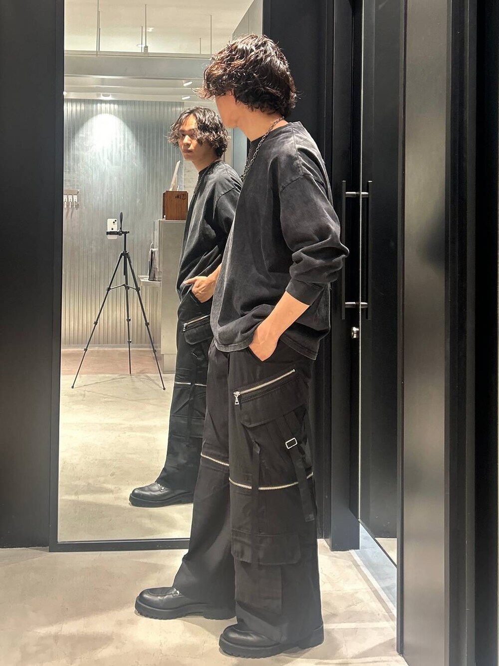 ブラック系のカーゴパンツを着用したメンズの夏コーディネートの2枚目の写真