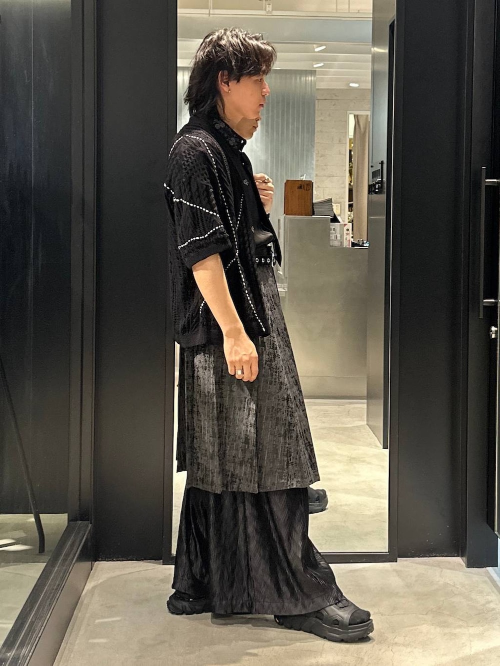 「秋コーデ、冬コーデ、女子ウケ、きれいめ、カジュアル、ネックレス、HARE、着痩せ・細見え」｜「HAREの【SET UP対応 イージーケア】TOROMIシシュウシャツSS(HARE)（シャツ/ブラウス、ブラック系）」を使った、おざさん（メンズ・172cm）の春コーディネートの2枚目の写真