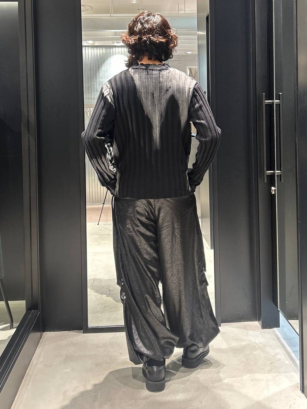 ブラック系のニット/セーター、ブラック系のその他パンツを着用したメンズの秋コーディネートの3枚目の写真