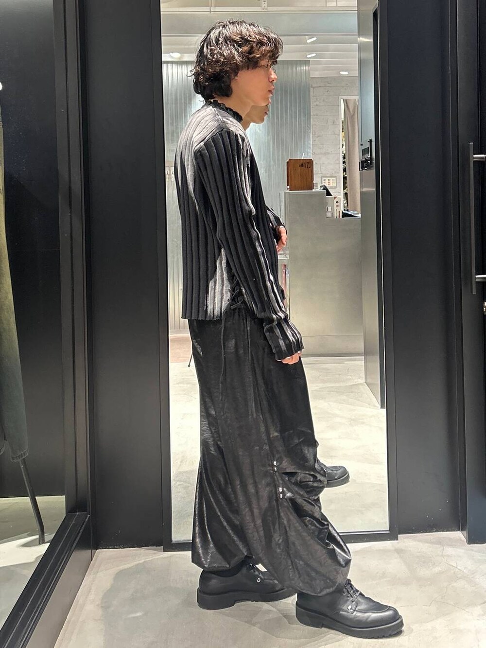 ブラック系のニット/セーター、ブラック系のその他パンツを着用したメンズの秋コーディネートの2枚目の写真