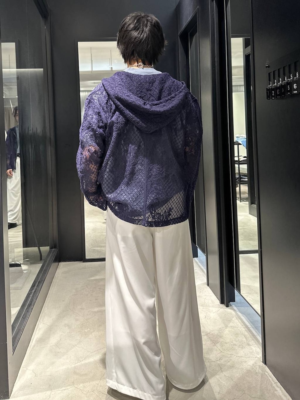 ブルー系のTシャツ/カットソー、ブラック系のサンダル、ホワイト系のスラックスを着用したメンズの春コーディネートの5枚目の写真