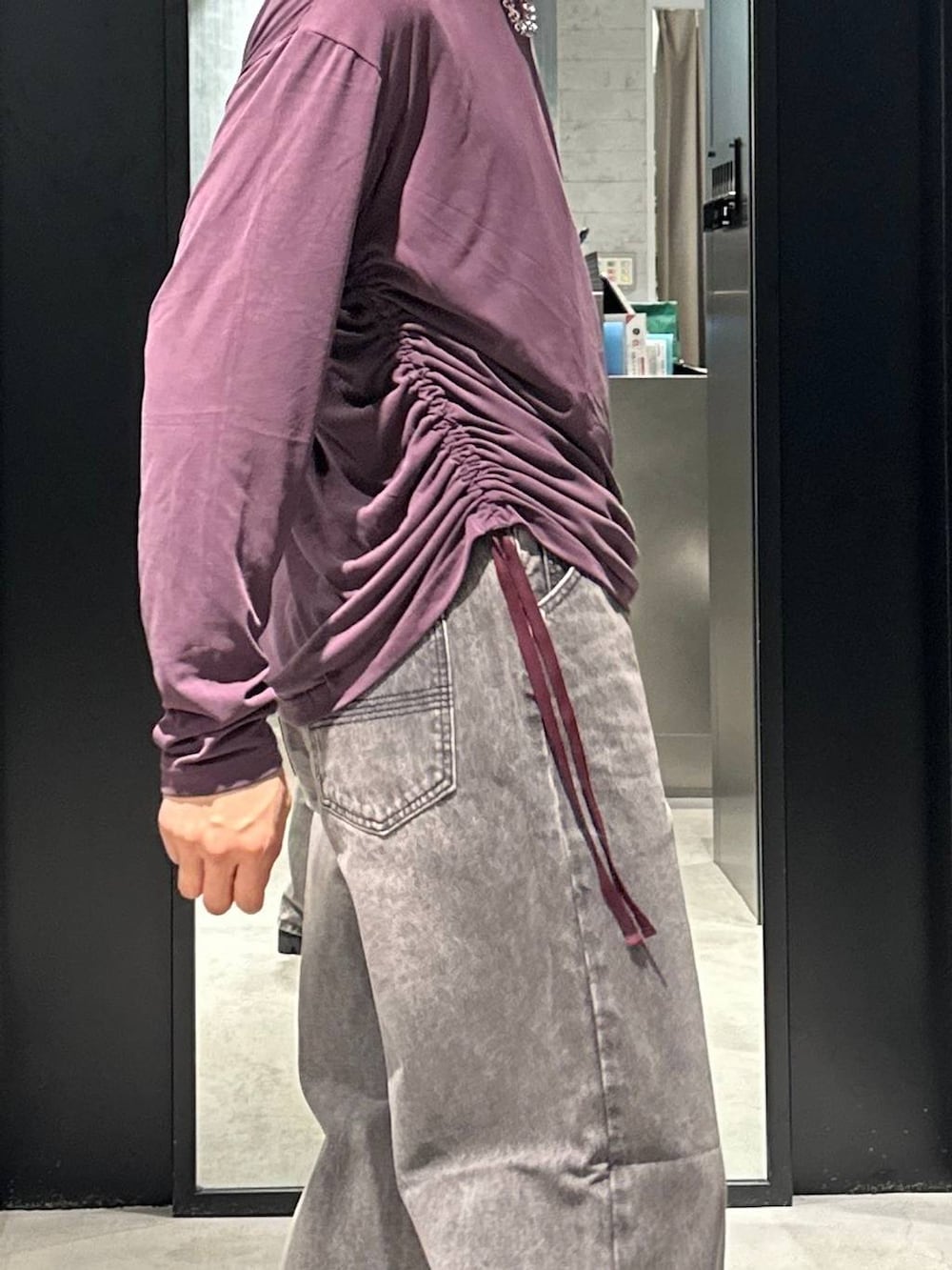 ブラック系のローファー、ブラウン系のデニムパンツ、パープル系のTシャツ/カットソーを着用したメンズの夏コーディネートの4枚目の写真