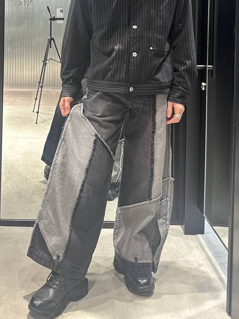 ブラック系のスニーカー、ブラック系のブルゾン、ブラック系のデニムパンツを着用したメンズの秋コーディネートの5枚目の写真