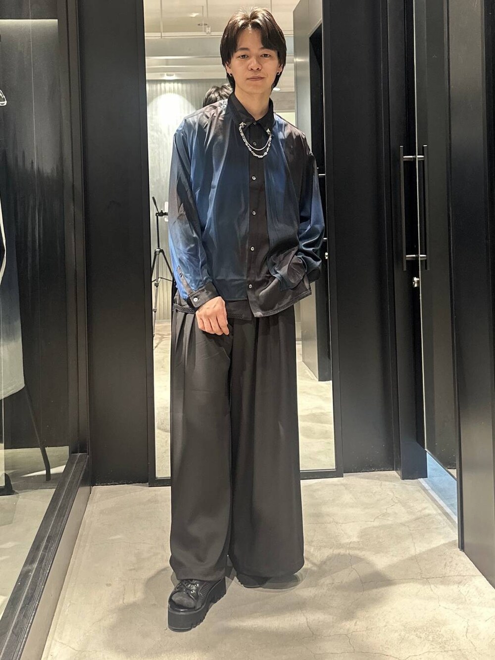 ブラック系のトレンチコート、ブラック系のサンダル、ブラック系のシャツ/ブラウスを着用したメンズの春コーディネートの7枚目の写真