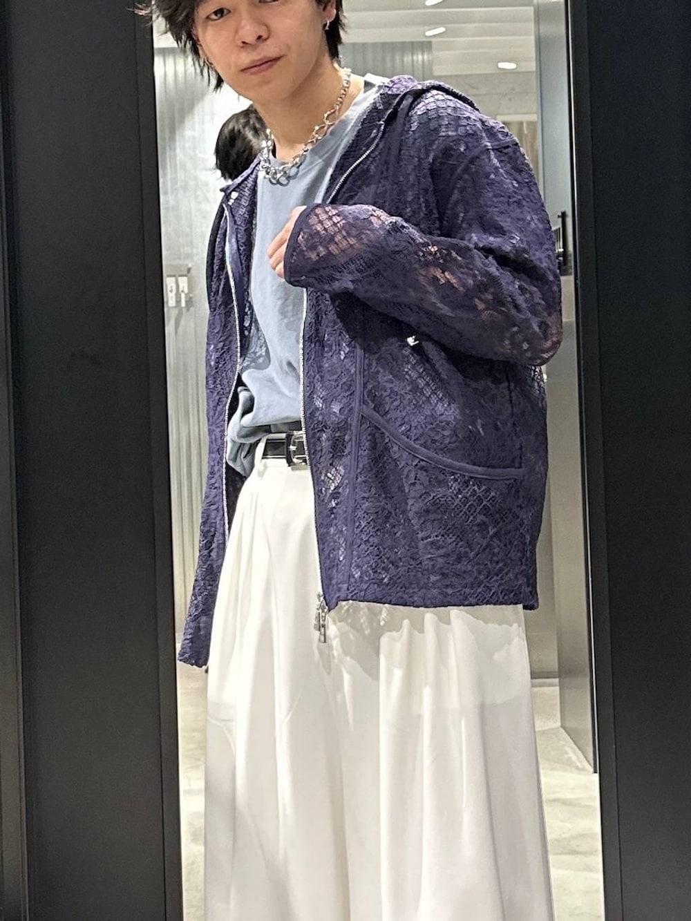 ブルー系のTシャツ/カットソー、ブラック系のサンダル、ホワイト系のスラックスを着用したメンズの春コーディネートの2枚目の写真